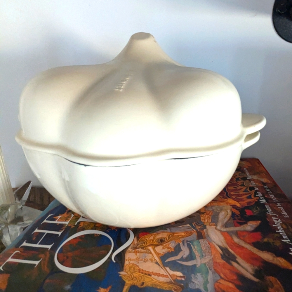 Le Creuset Garlic Shaled Dutch Oven